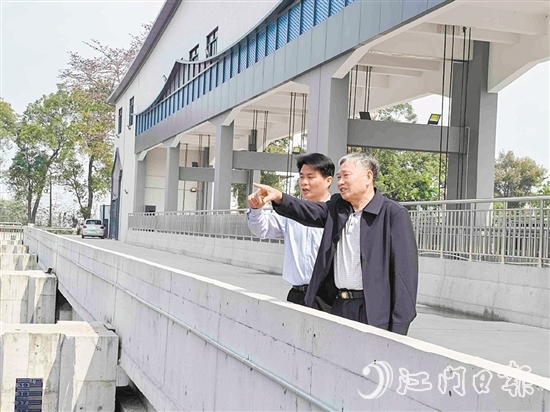 睦洲水閘工程管理所的兩任負責人一起探討工程規(guī)范化管護機制，使命賡續(xù)有了更具象的體現(xiàn)。
