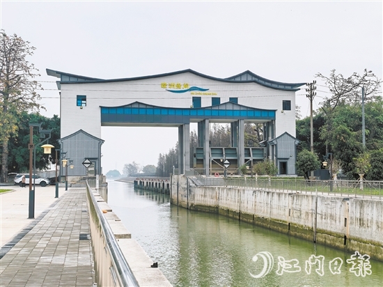 全新升級后，睦洲水閘極具水鄉(xiāng)風情的外觀讓人眼前一亮，成為河道上的靚麗風景線。