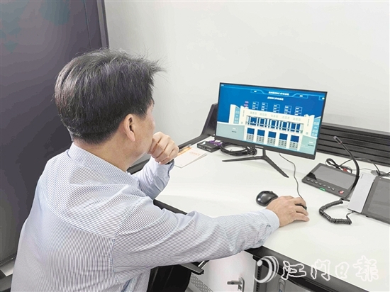 睦洲水閘工程管理所工作人員測試船閘、水閘智能控制系統(tǒng)。