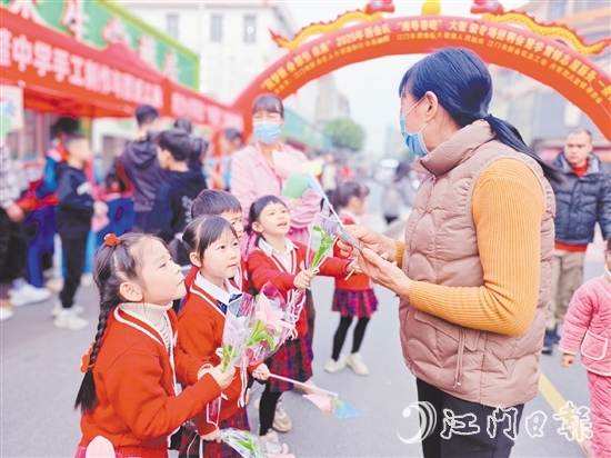 孩子們紛紛化身“金牌銷售”，向來往群眾介紹義賣品。