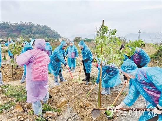 活動(dòng)當(dāng)天，大家干勁十足，現(xiàn)場(chǎng)一派熱火朝天的勞動(dòng)景象。
