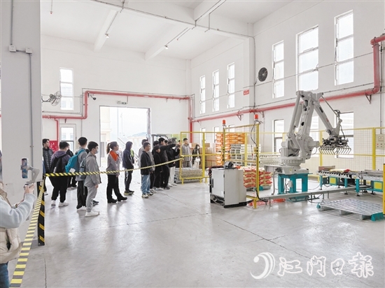 港澳師生親身了解糧食收儲、加工、質(zhì)檢全流程。