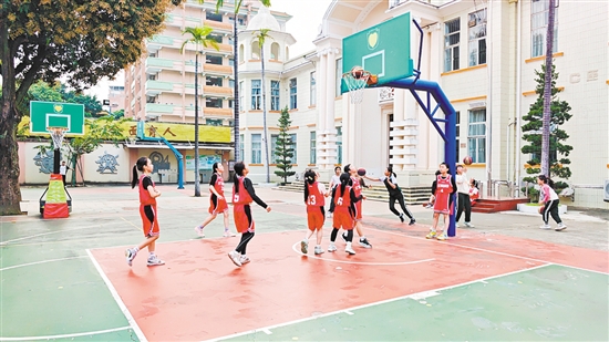 平山小學(xué)女子籃球隊(duì)開(kāi)展“3v3”訓(xùn)練賽，保持競(jìng)賽狀態(tài)。