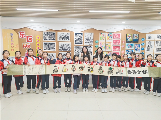 長達5米的《葵語新繪》由版畫社團的師生共同創(chuàng)作。