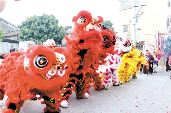 巡游途中，醒獅隊帶來活靈活現(xiàn)的舞獅表演。