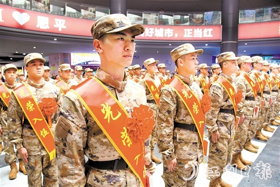 新兵奔赴軍營開啟新征程。