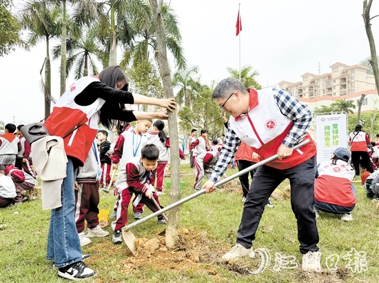 鰲峰小學(xué)開展親子共植活動，家長與孩子一起合力參與勞動實踐。
