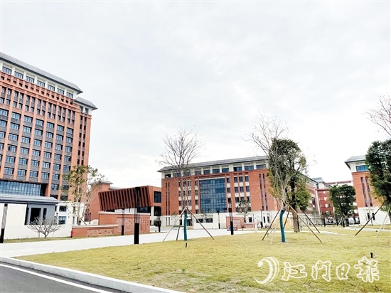恩平智造學院設置在恩平市職教園內，擁有優(yōu)質的職業(yè)教育條件。