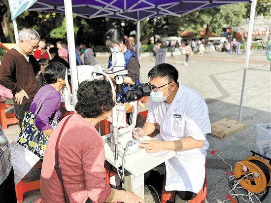 眼科醫(yī)生為市民進行眼部檢查。