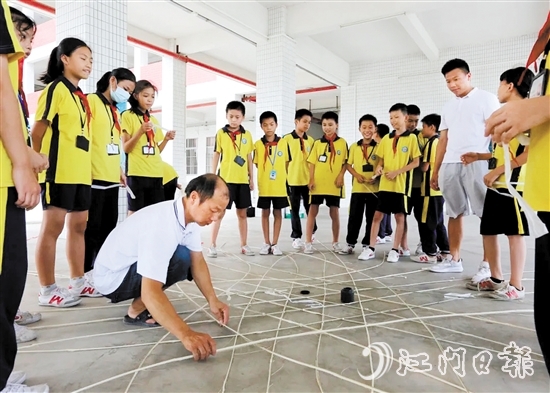 鄺活發(fā)參與“非遺進校園”活動，為年輕一代講解泮村燈會相關(guān)知識。
