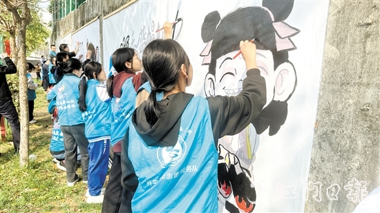 活動(dòng)現(xiàn)場(chǎng)，大家一起繪制“哪吒”主題墻畫。