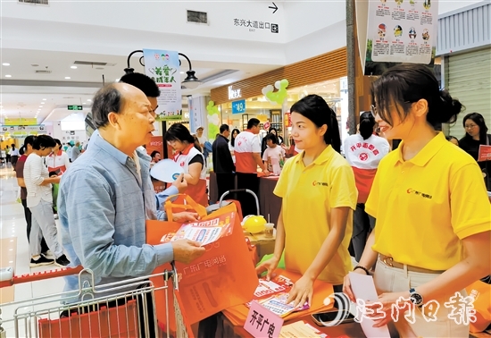 工作人員耐心解答市民疑問(wèn)，大力宣傳普及消費(fèi)者權(quán)益保護(hù)等有關(guān)知識(shí)。