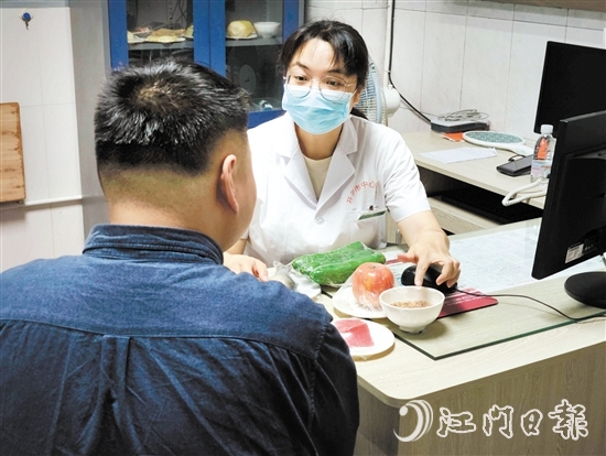 體重管理門診內(nèi)分泌科、營(yíng)養(yǎng)科區(qū)長(zhǎng)羅群芳向記者介紹食物所含熱量。