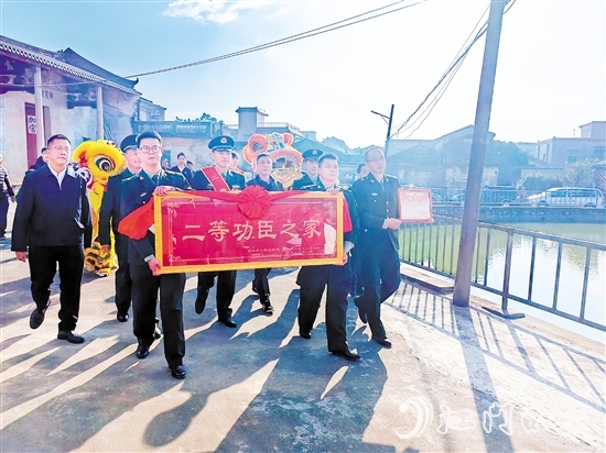 臺(tái)山全面開展“立功送喜報(bào)、懸掛光榮牌”活動(dòng)。