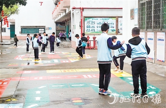 大江鎮(zhèn)中心小學(xué)充分利用閑置空地，精心打造16個趣味十足的課間地面游戲“微運動空間”。