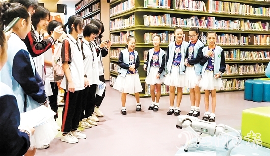 活動當(dāng)天，機器狗成為全場焦點。