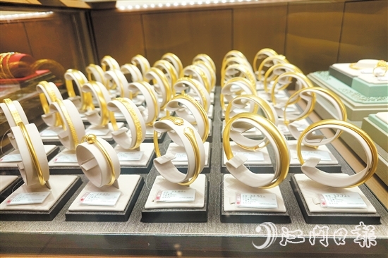 江門多家品牌金店金飾價格上漲。