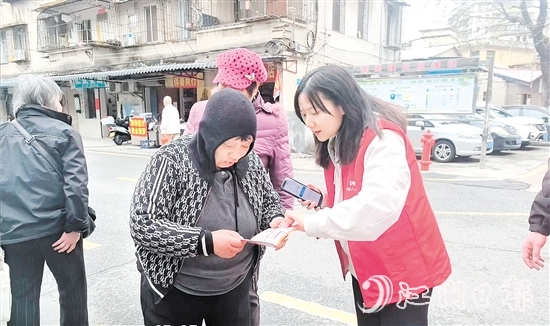 中國(guó)人保工作人員向長(zhǎng)者講解騙子套路。