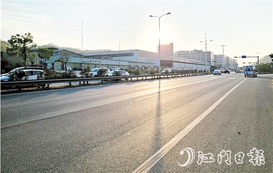 養(yǎng)護(hù)后的路面十分平坦。