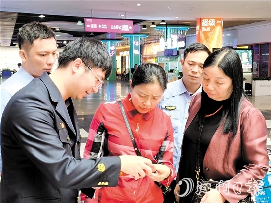 恩平市煙草專賣局以“共筑滿意消費(fèi)，建設(shè)誠(chéng)信煙草”為主題，開展多元普法宣傳。