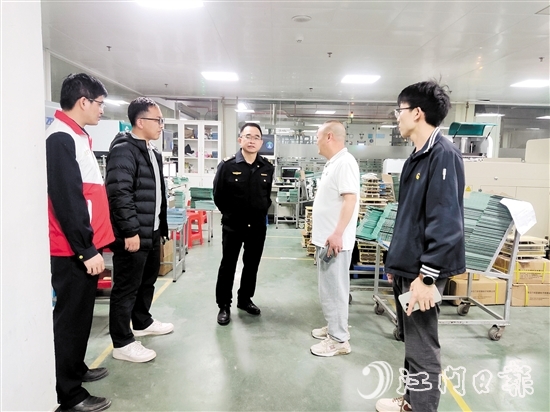 恩平市應急管理局工作人員到企業(yè)開展“平安夜訪”。
