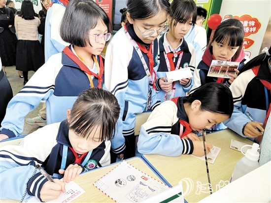 學(xué)生們在明信片上寫上對好友、父母、老師想說的話。