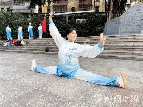 岑優(yōu)嫦現(xiàn)場(chǎng)展示太極技藝，輕松完成一字馬動(dòng)作。