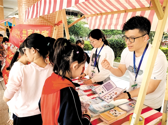 江門市疾控中心工作人員走進校園，科普體重管理知識。
