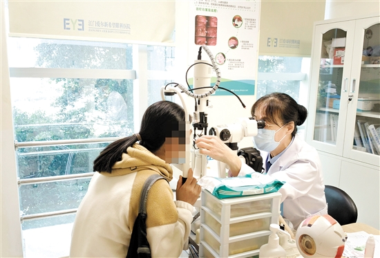 醫(yī)生為患者檢查眼睛。