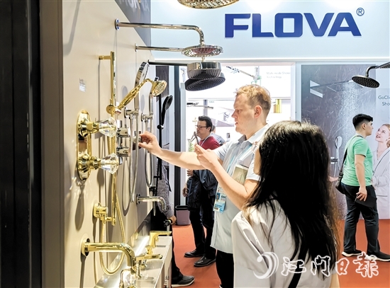 在第135屆廣交會(huì)上，水口水暖衛(wèi)浴產(chǎn)品吸引眾多國(guó)內(nèi)外客商前來(lái)參觀、洽談。