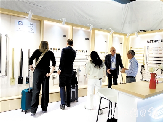 展覽會上，水口衛(wèi)浴企業(yè)以區(qū)域品牌集體亮相，贏得全球客商的廣泛關(guān)注。