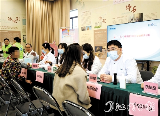 專家團(tuán)隊耐心解答居民的健康疑問。