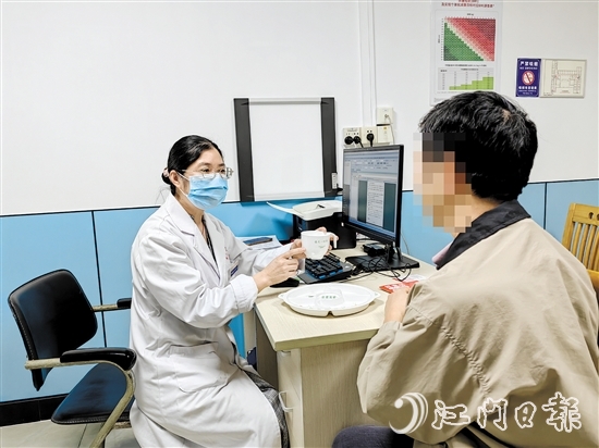 在臺(tái)山市人民醫(yī)院體重管理門診，醫(yī)生指導(dǎo)市民如何健康飲食。