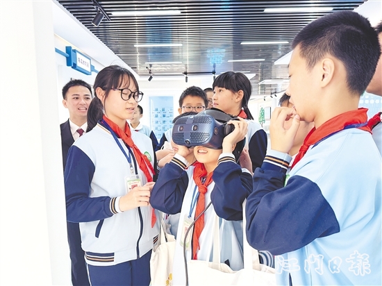 學(xué)生們體驗(yàn)VR互動(dòng)，在互動(dòng)體驗(yàn)中輕松學(xué)習(xí)法律知識(shí)。