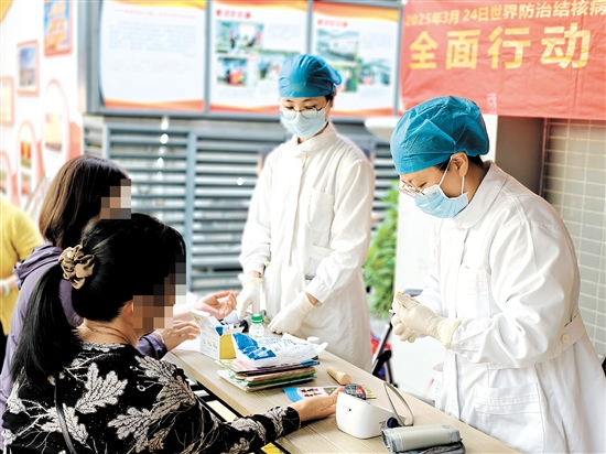 當天還開展了便民服務(wù)活動。