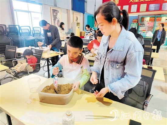孩子與家長體驗(yàn)靈芝種植。