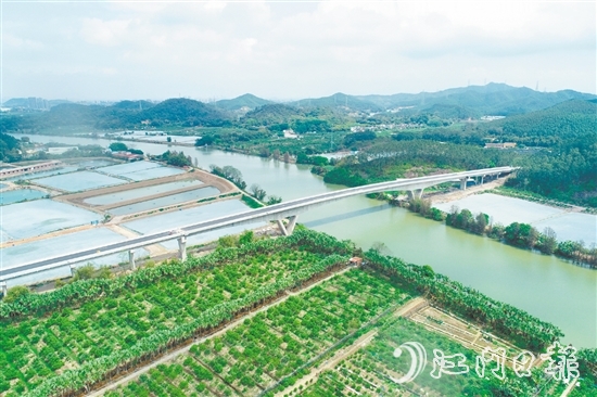 新馬單大橋橫跨虎坑水道。