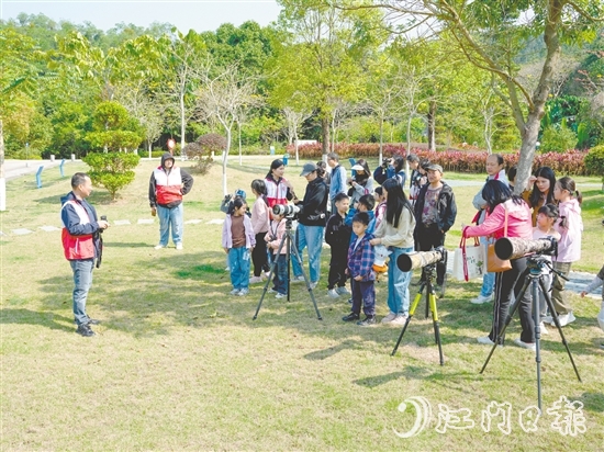 孩子們在學習觀鳥技巧。