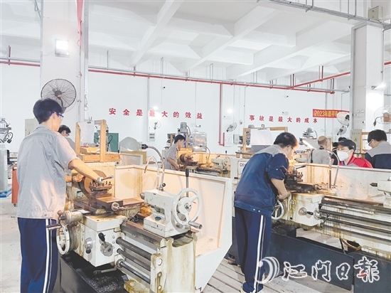 恩平市職業(yè)教育園設(shè)置“校中廠”“廠中?！被旌辖虒W(xué)區(qū)，引入“雙元制”課程體系，爭(zhēng)創(chuàng)開放型區(qū)域產(chǎn)教融合實(shí)踐中心。