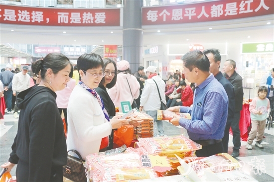 僑胞現(xiàn)場選購恩平農(nóng)產(chǎn)品。