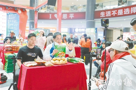 直播團隊在商場開啟“助農(nóng)專場”直播。