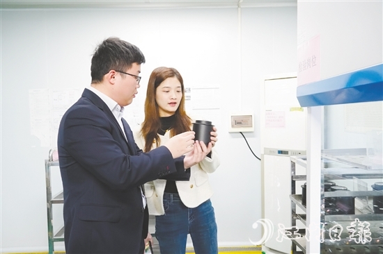 銀擔服務專班工作人員走進企業(yè)了解生產(chǎn)情況。