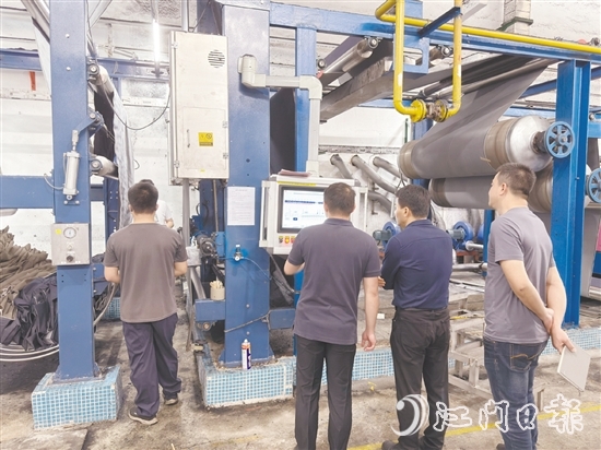 專家團(tuán)隊(duì)調(diào)研企業(yè)用能情況。