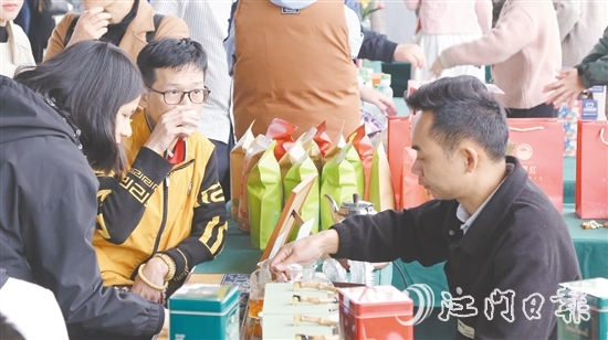 活動現(xiàn)場，游客品嘗大沙茶。