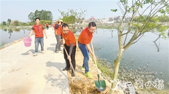 參加活動(dòng)的人員種下一棵棵新綠。