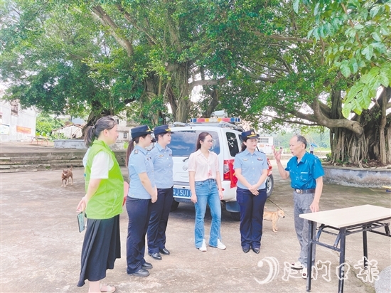 開平市交通運(yùn)輸局導(dǎo)師駱妙嬋(右二)開展“法治CityWalk”活動(dòng)，提升村民法治意識(shí)。