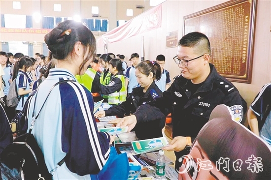 民警向?qū)W生發(fā)放安全知識(shí)宣傳資料。