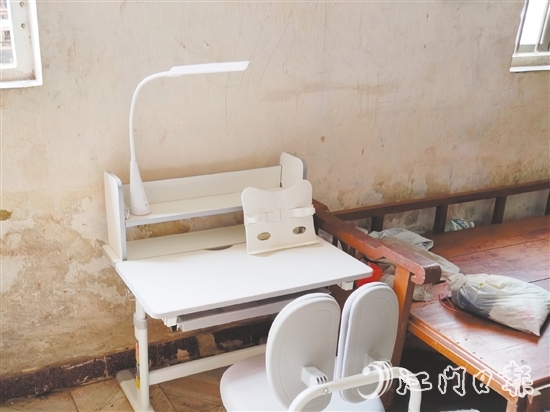 “一米書桌”公益項目為每戶困難家庭配備價值600元的標準學習裝備，切實改善困難家庭學子的學習環(huán)境。