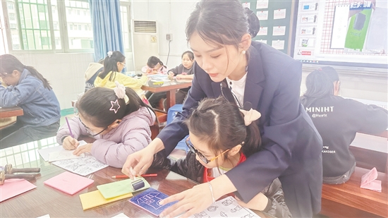 教師手把手教學(xué)生學(xué)習(xí)版畫。