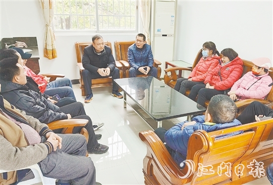 余以碩（中間藍(lán)衣者）長期奔走在基層調(diào)解一線，與群眾交流談心。